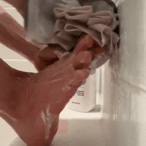 Step-by-step demonstration on how to effectively wash with Mirai Clinical's soap sponge, showcasing optimal techniques for thorough cleansing and benefiting from persimmon-infused deodorizing properties.