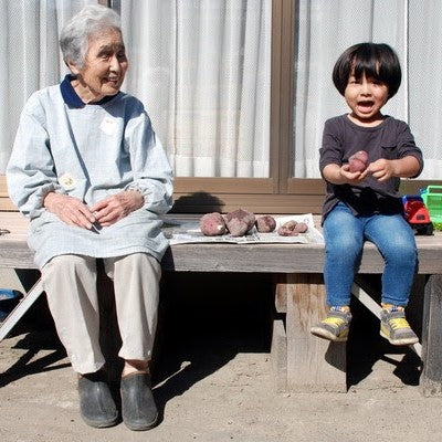 Koko Hayashi, Mirai Clinical Founder, with her grandmother - a journey of generational wisdom and nonenal odor solutions.