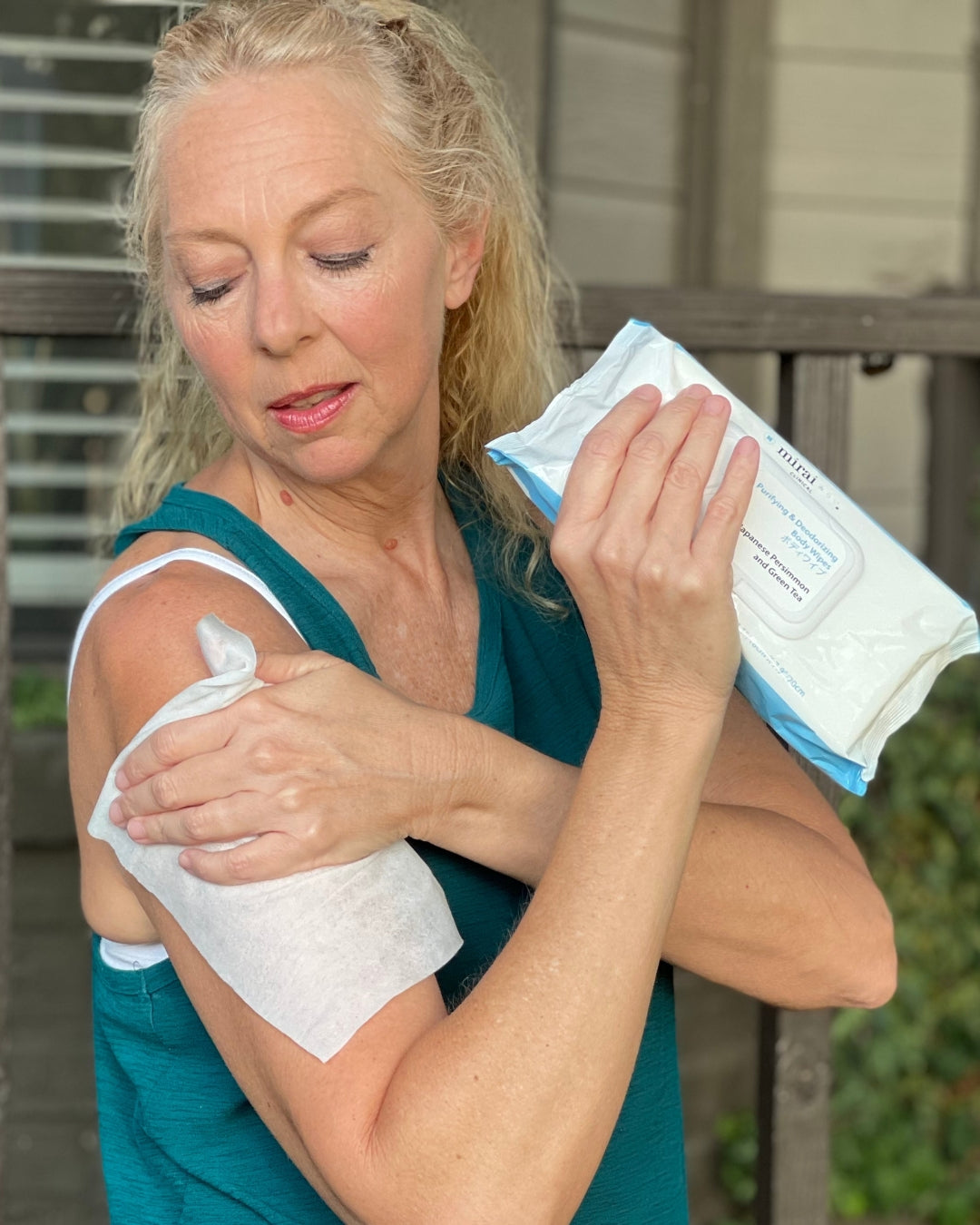 Mirai Clinical deodorizing body wipes with persimmon