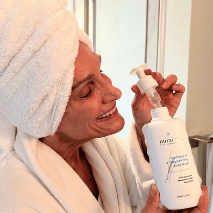 Real customer showcasing Mirai Clinical’s body wash, featuring natural persimmon extract for efficient nonenal reduction and body odor refreshment.