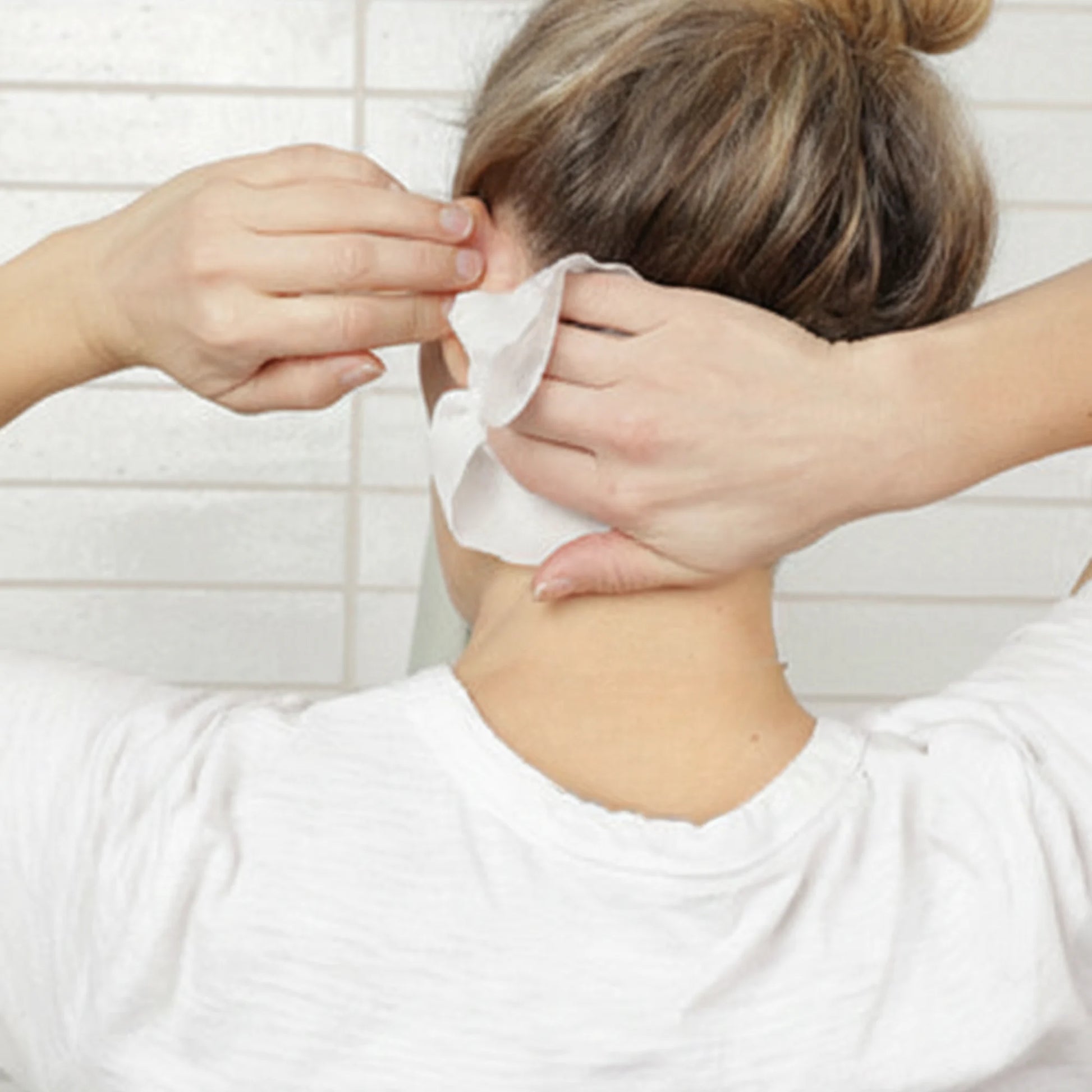 Persimmon deodorizing body wipe used on neck area to remove nonenal body odor gently